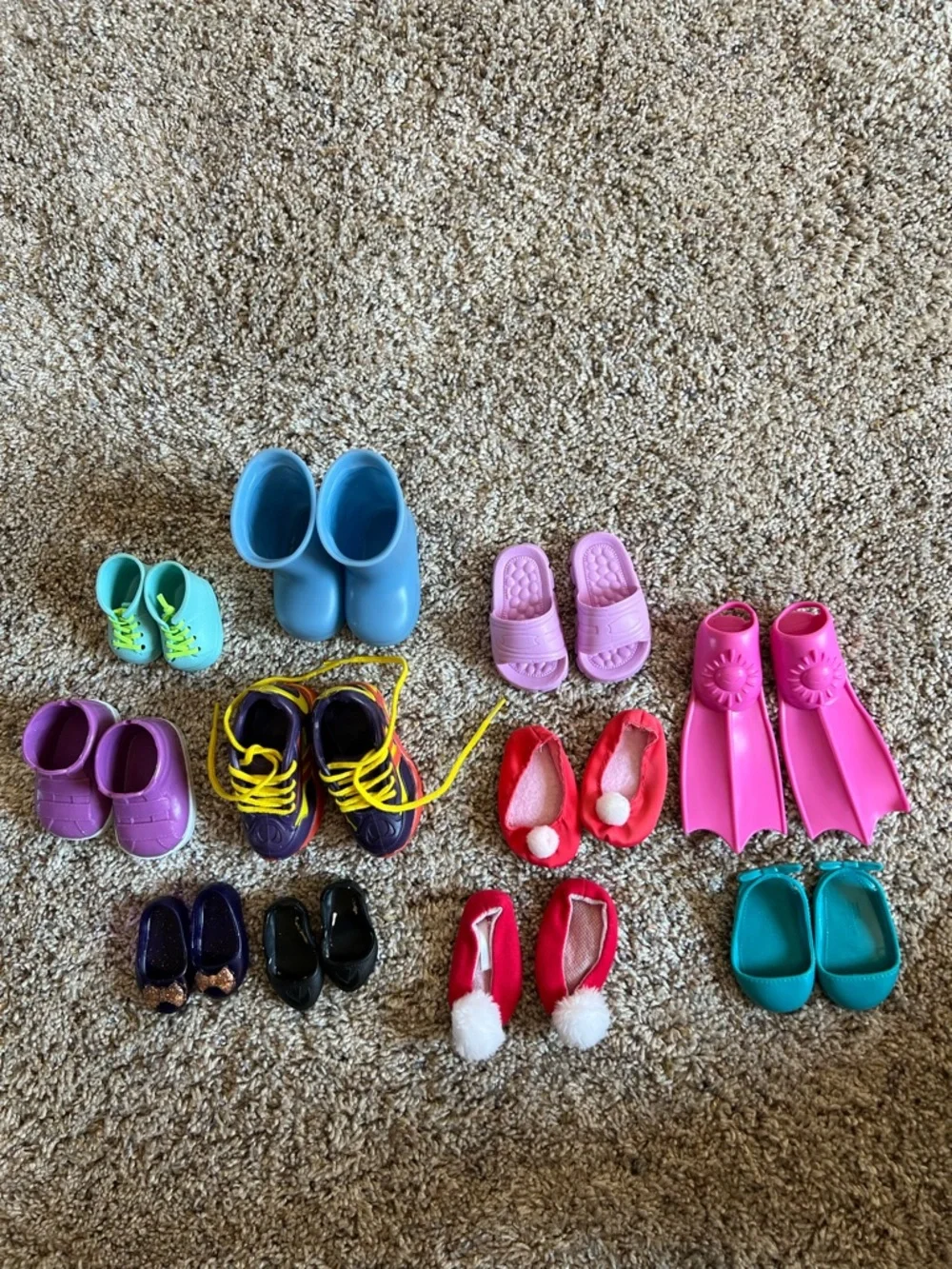11 Pair of Doll Shoes - Picture 2 of 2
